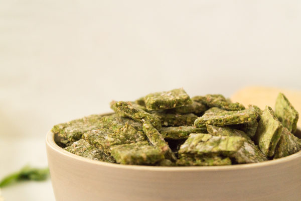 Spinat-Kräcker-Vegan-Rezept-7963 Easypeasy Rezept für vegane Spinat-Kräcker. Du brauchst nicht mehr als 6 einfache Zutaten und zauberst so im Handumdrehen das perfekte Fingerfood für dein Party Buffet. Wie immer komplett vegan. Klick dich direkt zum Rezept!