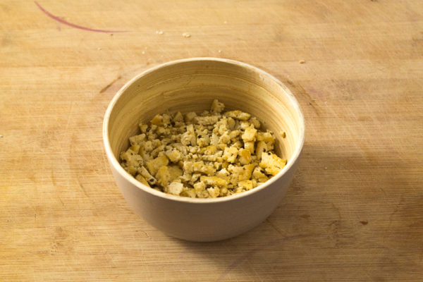 Tofu-Bolognese-7894 Finde hier den absoluten Tofu-Guide "Tofu zubereiten". Lerne die verschiedenen Tofusorten kennen und erfahre, wie man Naturtofu backt, paniert oder brät. Klicke dich direkt zum Beitrag oder speichere ihn für später!