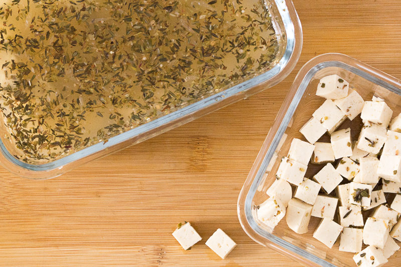 Ein unheimlich leckeres und besonderes Rezept für Flammkuchen: Mit frischen Feigen, veganem Schmand und "Feta"-Tofu, roten Zwiebeln und Rosmarin. Oder doch lieber die eher klassische Variante mit Räuchertofu und Tomaten? Klick dich gleich zum Rezept - wie immer komplett vegan.