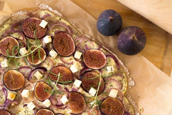 flammkuchen-vegan-rezept-feigen-feta-13-von-16 Ein unheimlich leckeres und besonderes Rezept für Flammkuchen: Mit frischen Feigen, veganem Schmand und "Feta"-Tofu, roten Zwiebeln und Rosmarin. Oder doch lieber die eher klassische Variante mit Räuchertofu und Tomaten? Klick dich gleich zum Rezept - wie immer komplett vegan.