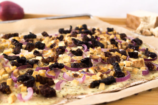 flammkuchen-vegan-rezept-feigen-feta-4-von-16 Ein unheimlich leckeres und besonderes Rezept für Flammkuchen: Mit frischen Feigen, veganem Schmand und "Feta"-Tofu, roten Zwiebeln und Rosmarin. Oder doch lieber die eher klassische Variante mit Räuchertofu und Tomaten? Klick dich gleich zum Rezept - wie immer komplett vegan.