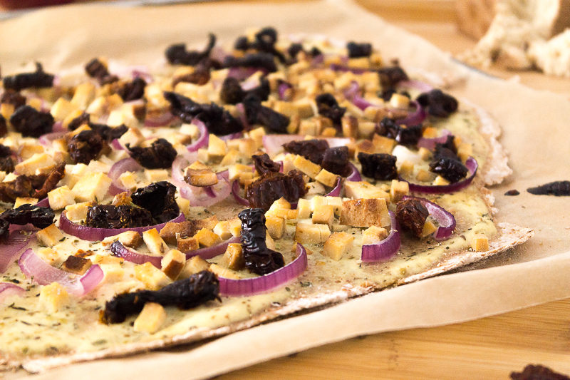 Ein unheimlich leckeres und besonderes Rezept für Flammkuchen: Mit frischen Feigen, veganem Schmand und "Feta"-Tofu, roten Zwiebeln und Rosmarin. Oder doch lieber die eher klassische Variante mit Räuchertofu und Tomaten? Klick dich gleich zum Rezept - wie immer komplett vegan.