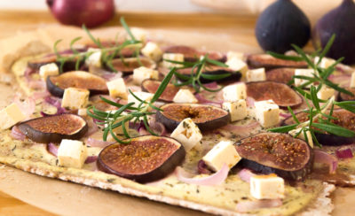 Ein unheimlich leckeres und besonderes Rezept für Flammkuchen: Mit frischen Feigen, veganem Schmand und "Feta"-Tofu, roten Zwiebeln und Rosmarin. Oder doch lieber die eher klassische Variante mit Räuchertofu und Tomaten? Klick dich gleich zum Rezept - wie immer komplett vegan.