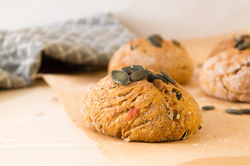 Ein unheimlich leckeres Rezept für süßlich schmeckende Kürbisbrötchen - wie immer komplett vegan. Endlich wieder Kürbissaison im Herbst - Zeit für Seelenfutter. Klick dich gleich zum Blog für das Rezept oder speichere es jetzt für später!