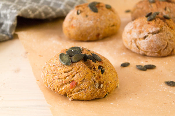 kuerbisbroetchen-vegan-2-von-7 Ein unheimlich leckeres Rezept für süßlich schmeckende Kürbisbrötchen - wie immer komplett vegan. Endlich wieder Kürbissaison im Herbst - Zeit für Seelenfutter. Klick dich gleich zum Blog für das Rezept oder speichere es jetzt für später!