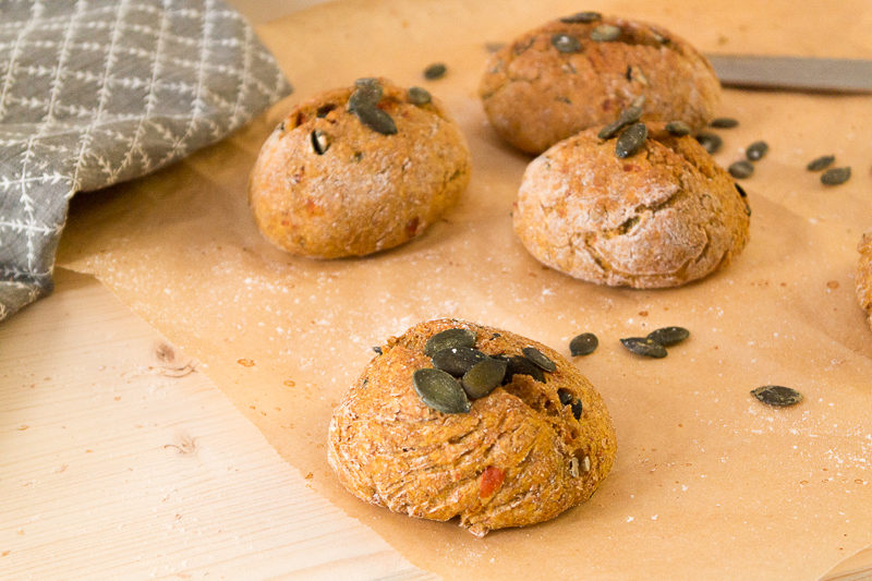 Ein unheimlich leckeres Rezept für süßlich schmeckende Kürbisbrötchen - wie immer komplett vegan. Endlich wieder Kürbissaison im Herbst - Zeit für Seelenfutter. Klick dich gleich zum Blog für das Rezept oder speichere es jetzt für später!