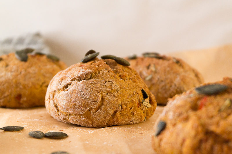 Ein unheimlich leckeres Rezept für süßlich schmeckende Kürbisbrötchen - wie immer komplett vegan. Endlich wieder Kürbissaison im Herbst - Zeit für Seelenfutter. Klick dich gleich zum Blog für das Rezept oder speichere es jetzt für später!