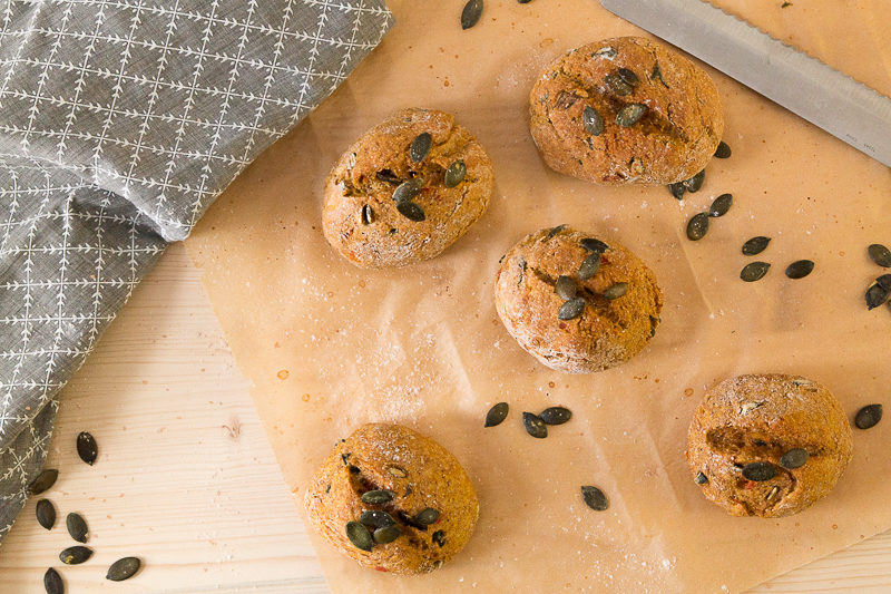 Ein unheimlich leckeres Rezept für süßlich schmeckende Kürbisbrötchen - wie immer komplett vegan. Endlich wieder Kürbissaison im Herbst - Zeit für Seelenfutter. Klick dich gleich zum Blog für das Rezept oder speichere es jetzt für später!