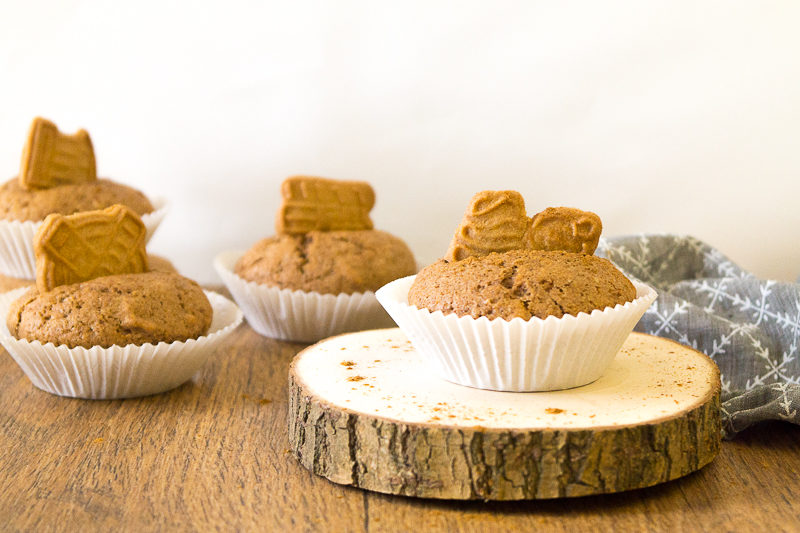 Winterliche Spekulatius-Muffins mit einem einfachen Muffin-Grundteig und jeder Menge Liebe. Schmeckt am besten zu einem veganen Chai-Latte für das perfekte Wintergefühl. Klick dich gleich zum Rezept oder speichere es jetzt für später!