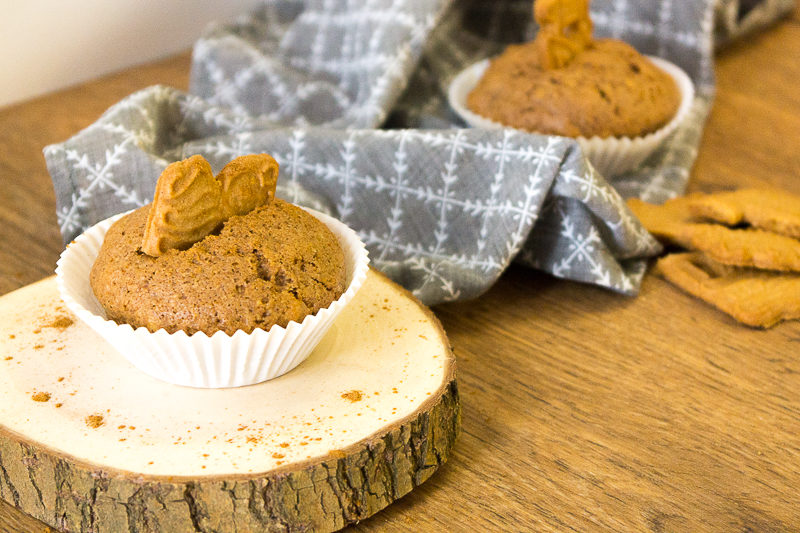 Winterliche Spekulatius-Muffins mit einem einfachen Muffin-Grundteig und jeder Menge Liebe. Schmeckt am besten zu einem veganen Chai-Latte für das perfekte Wintergefühl. Klick dich gleich zum Rezept oder speichere es jetzt für später!