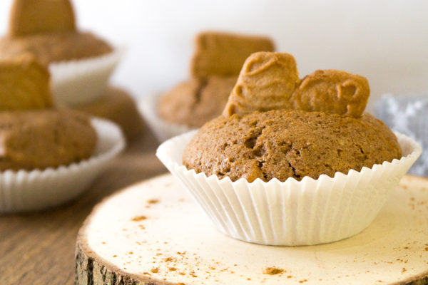 spekulatius-muffins-vegan-6-von-10 Winterliche Spekulatius-Muffins mit einem einfachen Muffin-Grundteig und jeder Menge Liebe. Schmeckt am besten zu einem veganen Chai-Latte für das perfekte Wintergefühl. Klick dich gleich zum Rezept oder speichere es jetzt für später!