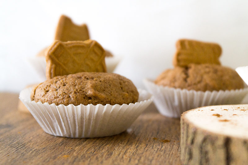 Winterliche Spekulatius-Muffins mit einem einfachen Muffin-Grundteig und jeder Menge Liebe. Schmeckt am besten zu einem veganen Chai-Latte für das perfekte Wintergefühl. Klick dich gleich zum Rezept oder speichere es jetzt für später!