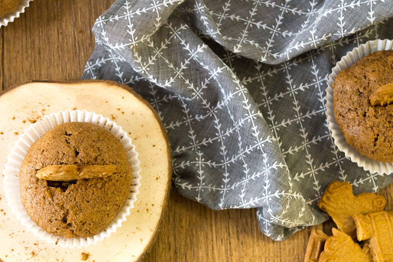 Winterliche Spekulatius-Muffins mit einem einfachen Muffin-Grundteig und jeder Menge Liebe. Schmeckt am besten zu einem veganen Chai-Latte für das perfekte Wintergefühl. Klick dich gleich zum Rezept oder speichere es jetzt für später!