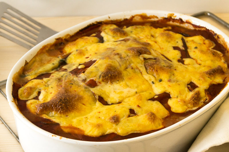 Ein Rezept für eine richtig cremige und leckere vegane Lasagne mit würziger Béchamelsauce und veganer Käsekruste. Gleich abspeichern oder direkt zum Rezept klicken!