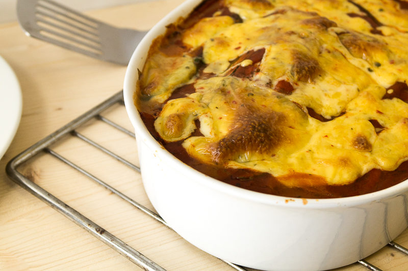 Ein Rezept für eine richtig cremige und leckere vegane Lasagne mit würziger Béchamelsauce und veganer Käsekruste. Gleich abspeichern oder direkt zum Rezept klicken!