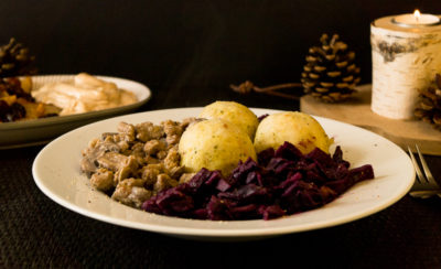 Ein komplett veganes Weihnachtsmenü: Rotkohl mit Semmelknödeln und einer Pilzrahmsauce. Als Dessert wartet heißer Obstsalat mit Bratapfelsahne. Superlecker! Klick dich gleich zum Rezept!