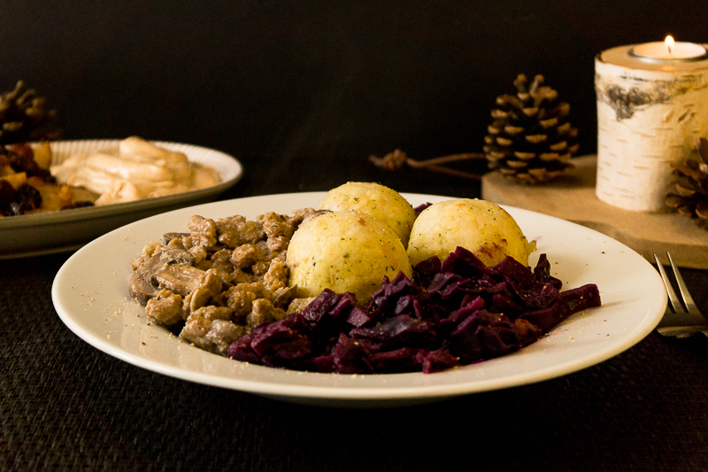 Ein komplett veganes Weihnachtsmenü: Rotkohl mit Semmelknödeln und einer Pilzrahmsauce. Als Dessert wartet heißer Obstsalat mit Bratapfelsahne. Superlecker! Klick dich gleich zum Rezept!