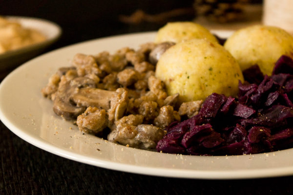 vegan-weihnachten-rotkohl-semmelknoedel-pilzrahm-rezept-2-von-8 Ein komplett veganes Weihnachtsmenü: Rotkohl mit Semmelknödeln und einer Pilzrahmsauce. Als Dessert wartet heißer Obstsalat mit Bratapfelsahne. Superlecker! Klick dich gleich zum Rezept!