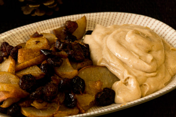 vegan-weihnachten-rotkohl-semmelknoedel-pilzrahm-rezept-8-von-8 Ein komplett veganes Weihnachtsmenü: Rotkohl mit Semmelknödeln und einer Pilzrahmsauce. Als Dessert wartet heißer Obstsalat mit Bratapfelsahne. Superlecker! Klick dich gleich zum Rezept!