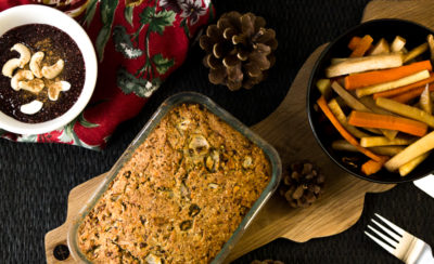 Deftiger Nussbraten aus Haselnüssen, Cashews und Linsen ist das perfekte vegane Weihnachtsgericht. Dazu gibt es leckeres Wurzelgemüse mit Pastinaken. Als Nachtisch wartet ein Chia-Punsch-Puddign. Klick dich gleich zum Rezept!