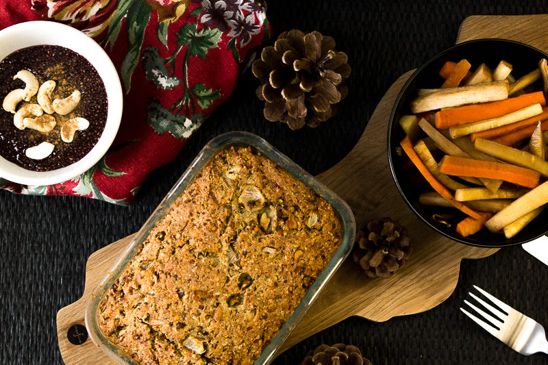 Deftiger Nussbraten aus Haselnüssen, Cashews und Linsen ist das perfekte vegane Weihnachtsgericht. Dazu gibt es leckeres Wurzelgemüse mit Pastinaken. Als Nachtisch wartet ein Chia-Punsch-Puddign. Klick dich gleich zum Rezept!