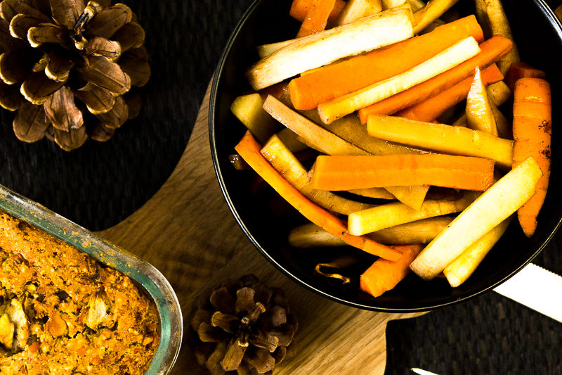 Deftiger Nussbraten aus Haselnüssen, Cashews und Linsen ist das perfekte vegane Weihnachtsgericht. Dazu gibt es leckeres Wurzelgemüse mit Pastinaken. Als Nachtisch wartet ein Chia-Punsch-Puddign. Klick dich gleich zum Rezept!