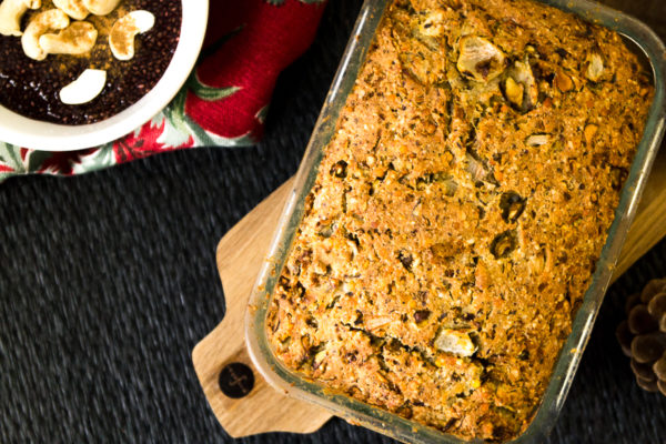 Nussbraten-Weihnachten-Vegan (4 von 7) Deftiger Nussbraten aus Haselnüssen, Cashews und Linsen ist das perfekte vegane Weihnachtsgericht. Dazu gibt es leckeres Wurzelgemüse mit Pastinaken. Als Nachtisch wartet ein Chia-Punsch-Puddign. Klick dich gleich zum Rezept!