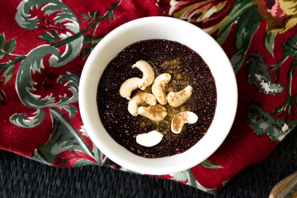 Nussbraten-Weihnachten-Vegan (5 von 7) Deftiger Nussbraten aus Haselnüssen, Cashews und Linsen ist das perfekte vegane Weihnachtsgericht. Dazu gibt es leckeres Wurzelgemüse mit Pastinaken. Als Nachtisch wartet ein Chia-Punsch-Puddign. Klick dich gleich zum Rezept!