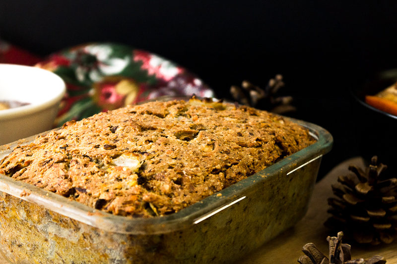 Deftiger Nussbraten aus Haselnüssen, Cashews und Linsen ist das perfekte vegane Weihnachtsgericht. Dazu gibt es leckeres Wurzelgemüse mit Pastinaken. Als Nachtisch wartet ein Chia-Punsch-Puddign. Klick dich gleich zum Rezept!