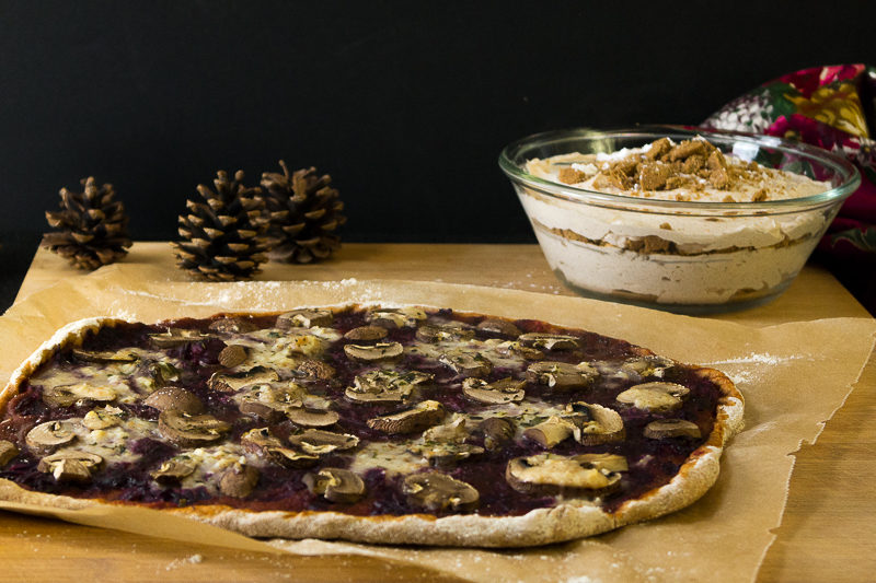 Pizza an Weihnachten klingt im ersten Moment nicht besonders festlich. Doch diese vegane weihnachtliche Pizza ist die Rettung für Weihnachtsliebhaber, die allerdings Kochmuffel sind. Als Nachtisch wartet eine leckere Spekulatiuscreme. Klick dich gleich zum Beitrag!