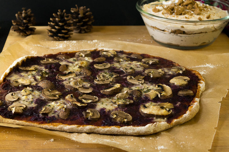 Pizza an Weihnachten klingt im ersten Moment nicht besonders festlich. Doch diese vegane weihnachtliche Pizza ist die Rettung für Weihnachtsliebhaber, die allerdings Kochmuffel sind. Als Nachtisch wartet eine leckere Spekulatiuscreme. Klick dich gleich zum Beitrag!
