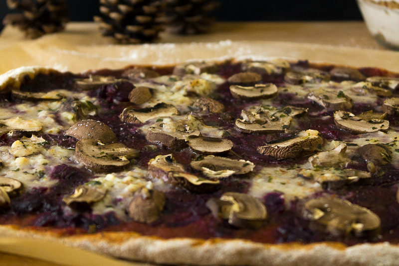 Pizza an Weihnachten klingt im ersten Moment nicht besonders festlich. Doch diese vegane weihnachtliche Pizza ist die Rettung für Weihnachtsliebhaber, die allerdings Kochmuffel sind. Als Nachtisch wartet eine leckere Spekulatiuscreme. Klick dich gleich zum Beitrag!