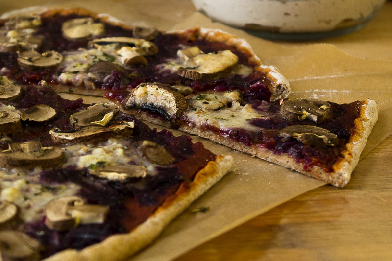 Pizza an Weihnachten klingt im ersten Moment nicht besonders festlich. Doch diese vegane weihnachtliche Pizza ist die Rettung für Weihnachtsliebhaber, die allerdings Kochmuffel sind. Als Nachtisch wartet eine leckere Spekulatiuscreme. Klick dich gleich zum Beitrag!