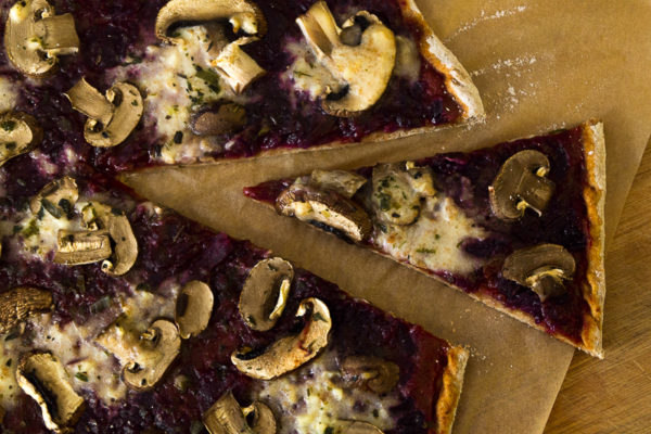 winterliche-pizza-vegan-5-von-7 Pizza an Weihnachten klingt im ersten Moment nicht besonders festlich. Doch diese vegane weihnachtliche Pizza ist die Rettung für Weihnachtsliebhaber, die allerdings Kochmuffel sind. Als Nachtisch wartet eine leckere Spekulatiuscreme. Klick dich gleich zum Beitrag!
