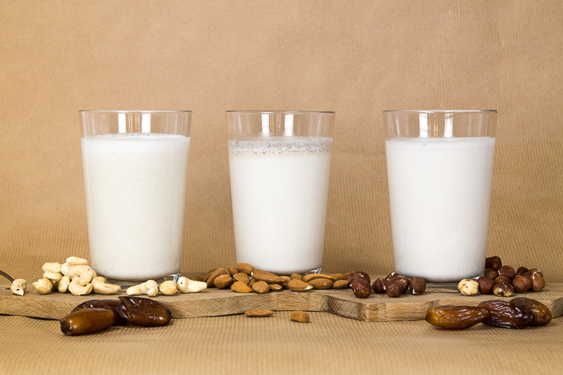 Nussmilch selbst herstellen? Ganz einfach! Mit diesem Basisrezept fällt dir die Herstellung von Nussmilchsorten wie Mandelmilch, Cashewmilch und Haselnussmilch in deiner eigenen Küche ganz einfach. Klick dich gleich zum Beitrag!