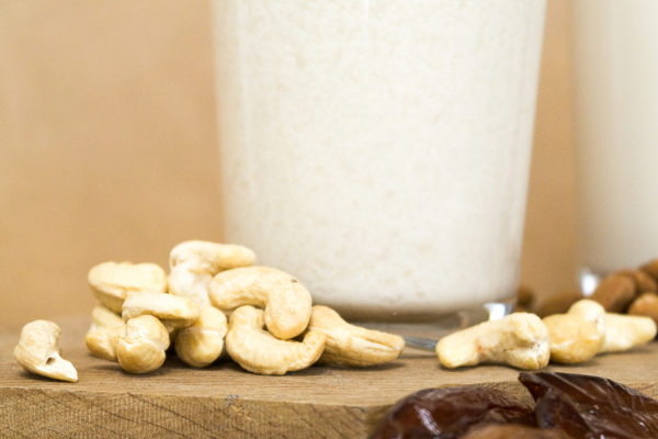 Nussmilch-Rezept (2 von 5) Nussmilch selbst herstellen? Ganz einfach! Mit diesem Basisrezept fällt dir die Herstellung von Nussmilchsorten wie Mandelmilch, Cashewmilch und Haselnussmilch in deiner eigenen Küche ganz einfach. Klick dich gleich zum Beitrag!
