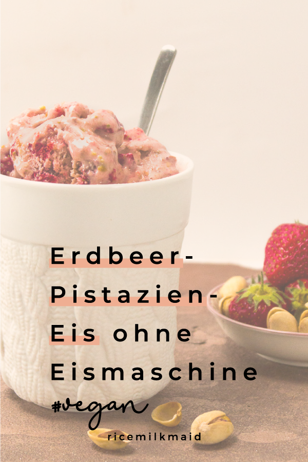 Suchst du noch nach dem perfekten Rezept für veganes Eis? Nun, du hast es gefunden. Dieses vegane Erdbeer-Pistazieneis ist superlecker und lässt sich mit jedem Geschmack erweitern. Klick dich zum Blog oder speichere das Rezept für später. #vegan