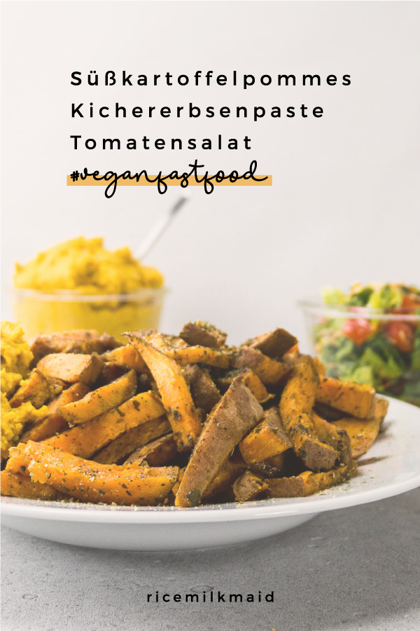 Süßkartoffelpommes, Kichererbsenpaste und Tomatensalat. Hier gibt es drei Gerichte, die zusammen eine komplette vegane Mahlzeit ergeben und in 20 Minuten genoßen werden kann. #veganfastfood