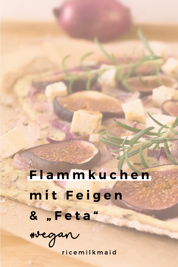 Ein unheimlich leckeres und besonderes Rezept für Flammkuchen: Mit frischen Feigen, veganem Schmand und "Feta"-Tofu, roten Zwiebeln und Rosmarin. Oder doch lieber die eher klassische Variante mit Räuchertofu und Tomaten? Klick dich gleich zum Rezept - wie immer komplett vegan.