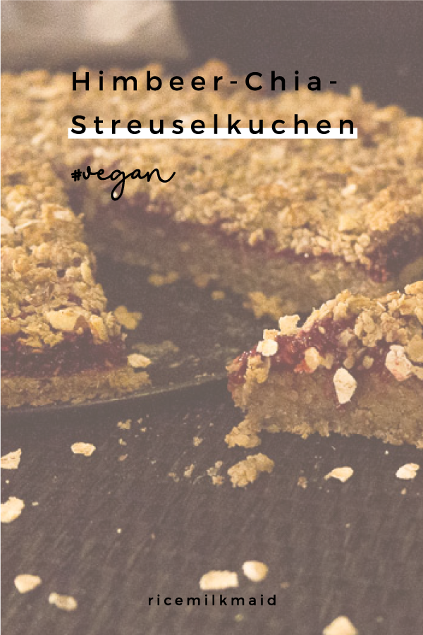 Lust auf veganen Kuchen? Wie wäre es mit einem fruchtigen Himbeer-Chia-Streuselkuchen, der gar nicht so viel Aufwand macht? Klick dich gleich zum Rezept!