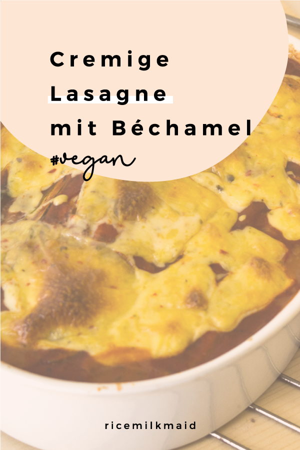Ein Rezept für eine richtig cremige und leckere vegane Lasagne mit würziger Béchamelsauce und veganer Käsekruste. Gleich abspeichern oder direkt zum Rezept klicken!
