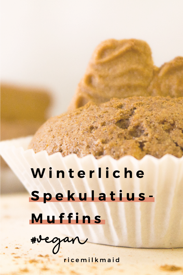 Winterliche Spekulatius-Muffins mit einem einfachen Muffin-Grundteig und jeder Menge Liebe. Schmeckt am besten zu einem veganen Chai-Latte für das perfekte Wintergefühl. Klick dich gleich zum Rezept oder speichere es jetzt für später!