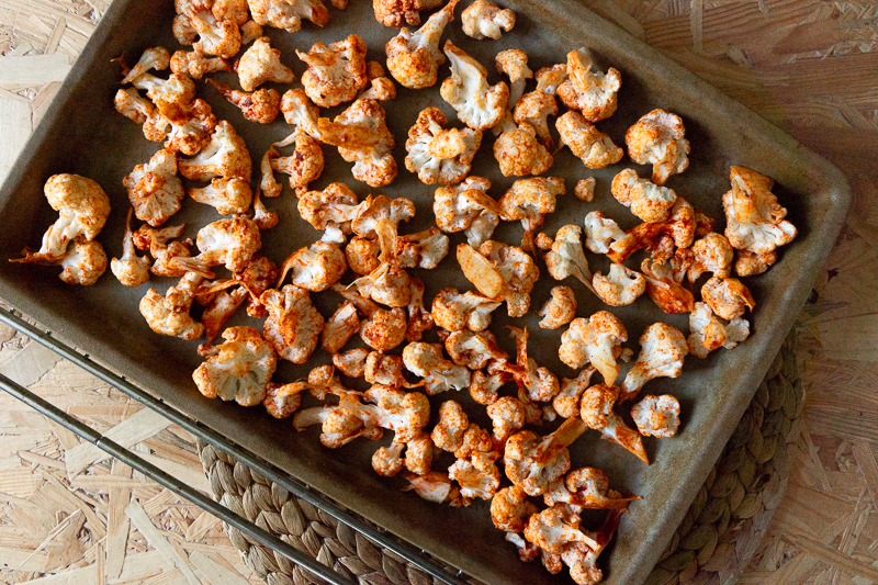 Hier treffen deftige Blumenkohlwings mit gesunden, würzigen Kidneybohnen-Bratlingen zusammen und werden mit einer leckeren Mandel-Sojasaucen-Creme garniert. Ein einfaches und gesundes veganes Rezept für ein leckeres Abendessen. Klick dich gleich zum Rezept!