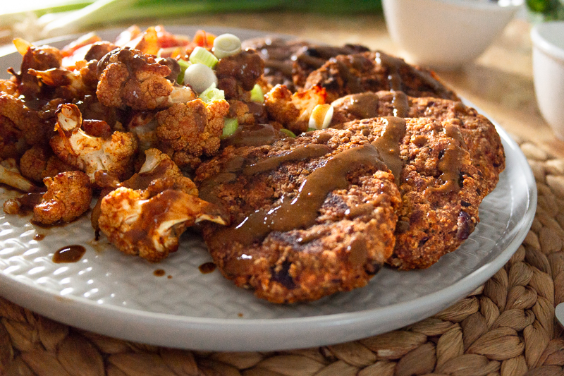 Hier treffen deftige Blumenkohlwings mit gesunden, würzigen Kidneybohnen-Bratlingen zusammen und werden mit einer leckeren Mandel-Sojasaucen-Creme garniert. Ein einfaches und gesundes veganes Rezept für ein leckeres Abendessen. Klick dich gleich zum Rezept!